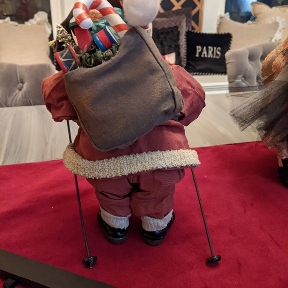 Skiing Santa w gifts - Picture 4 of 9